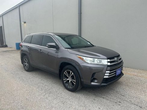 Used 2019 Toyota Highlander LE FWD image 2
