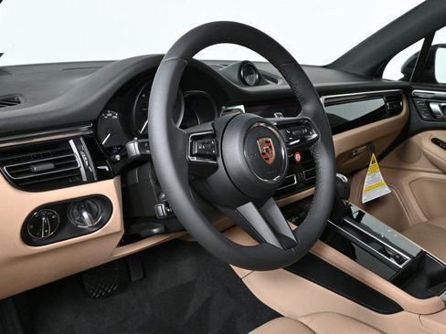 Certified 2025 Porsche Macan image 4