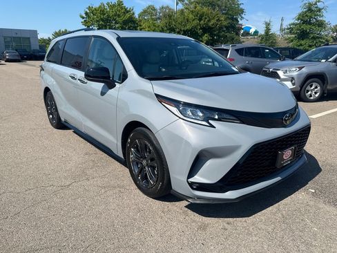 Used 2026 Toyota Sienna XSE AWD/4WD image 12