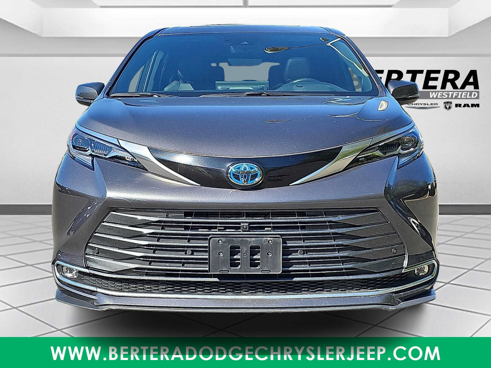 Used 2025 Toyota Sienna Platinum AWD/4WD image 2