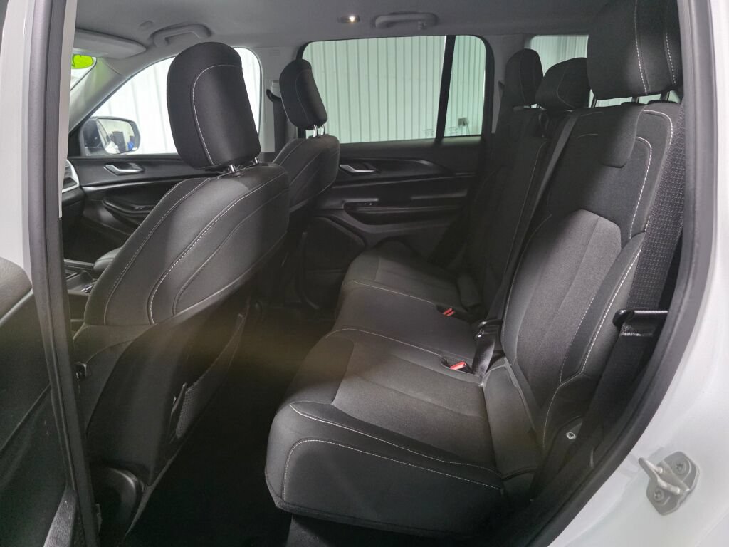 Used 2024 Jeep Grand Cherokee Laredo RWD image 10