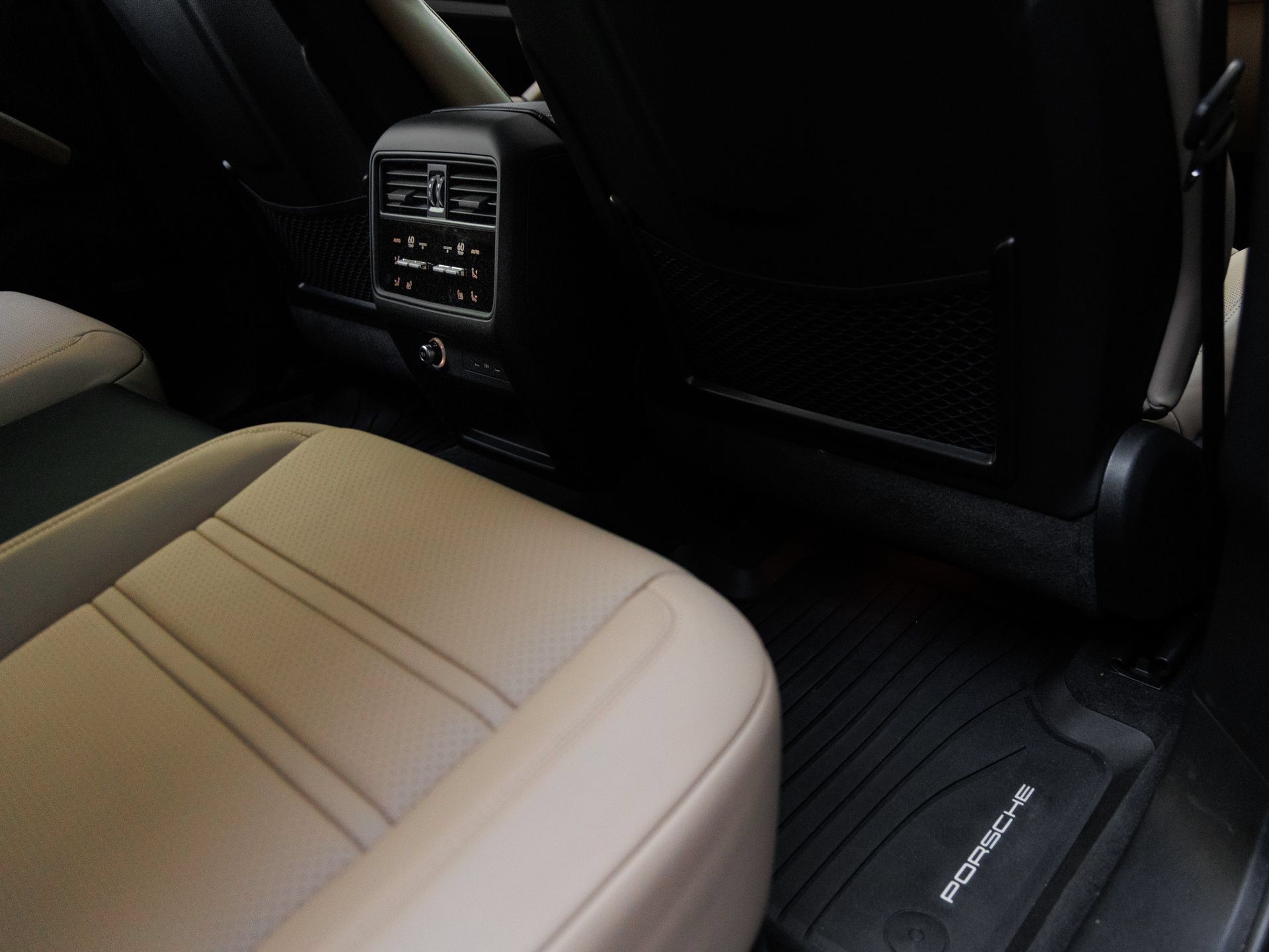 Certified 2025 Porsche Cayenne Coupe AWD/4WD image 36