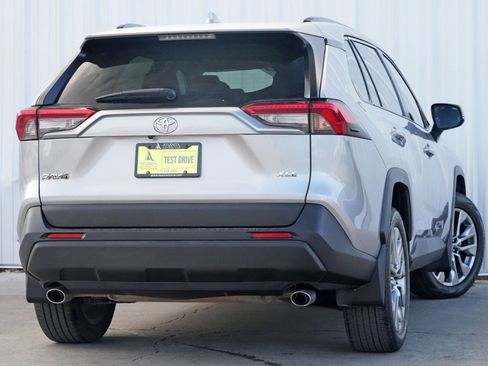 Used 2022 Toyota RAV4 XLE Premium image 4