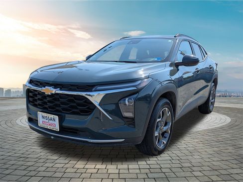 Used 2025 Chevrolet Trax LT FWD image 9