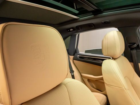 Certified 2026 Porsche Macan AWD/4WD image 41