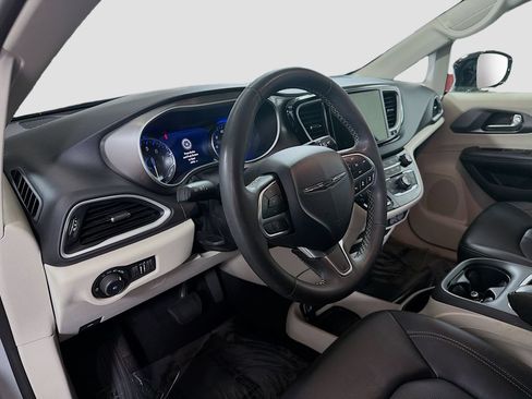 Used 2024 Chrysler Pacifica Touring-L FWD image 11