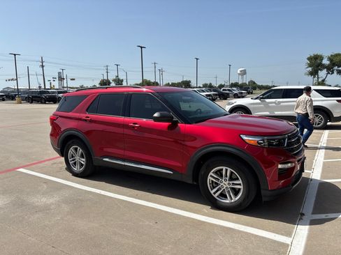 Used 2024 Ford Explorer XLT w/ Equipment Group 202A RWD image 6