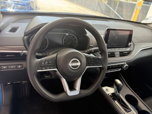 Used 2025 Nissan Altima 2.5 SV FWD image 28