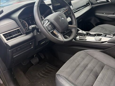 Used 2025 Mitsubishi Outlander SE AWD/4WD image 3