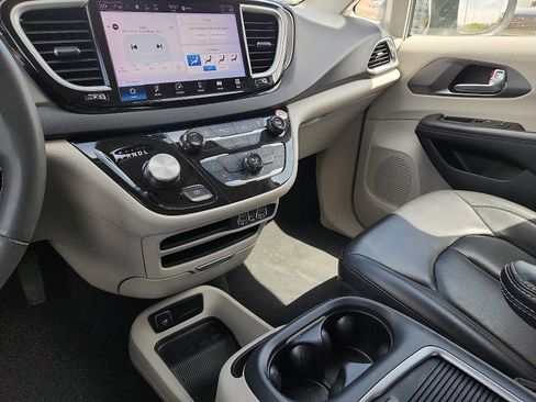 Used 2023 Chrysler Pacifica Touring-L FWD image 20