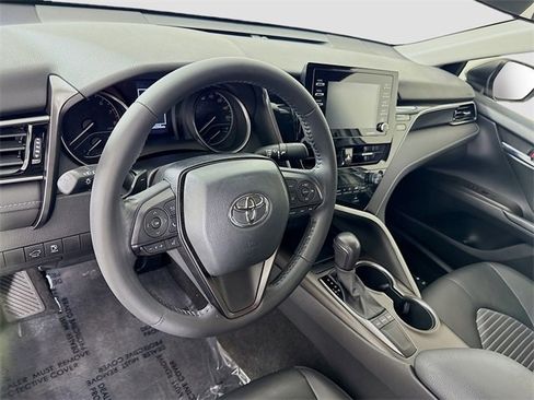 Certified 2022 Toyota Camry SE image 9