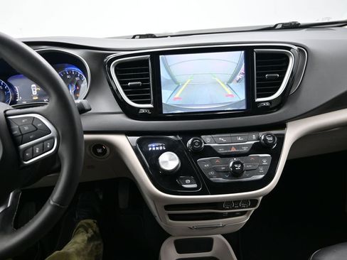 Used 2022 Chrysler Pacifica Touring-L image 20