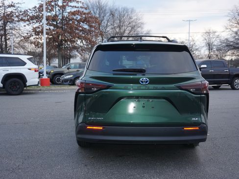 Used 2025 Toyota Sienna XLE image 5