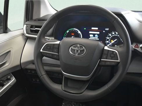 Used 2025 Toyota Sienna XLE image 26