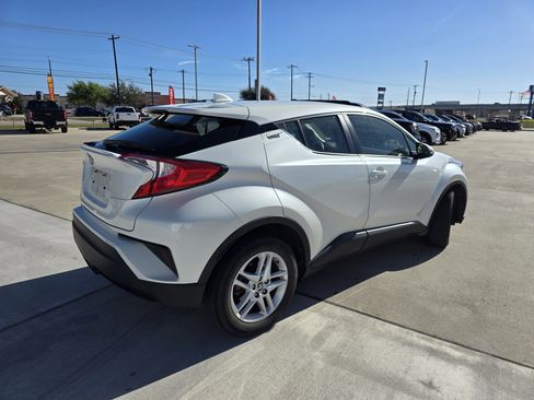 Used 2021 Toyota C-HR LE image 3