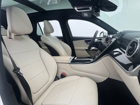 Used 2025 Mercedes-Benz GLC 300 4MATIC image 42