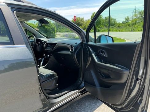 Used 2018 Chevrolet Trax LT w/ LT Convenience Package AWD/4WD image 17