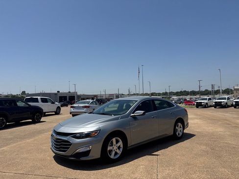 Used 2025 Chevrolet Malibu LS FWD image 8