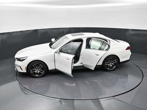 New 2026 BMW 530i w/ Convenience Package RWD image 31