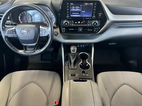 Used 2022 Toyota Highlander LE FWD image 12