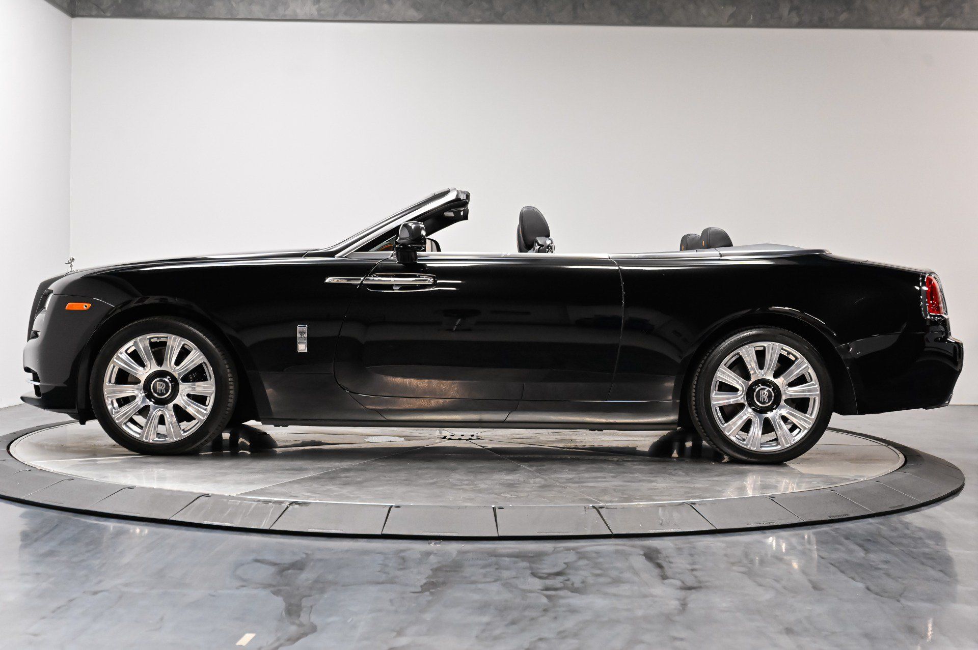 Used 2017 Rolls-Royce Dawn RWD image 19