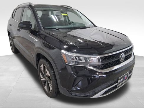 Used 2023 Volkswagen Taos SE w/ Panoramic Sunroof Package image 3