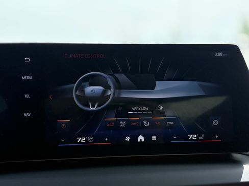 Used 2025 BMW M235i xDrive w/ Premium Package image 10