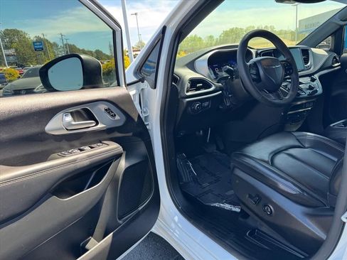 Used 2023 Chrysler Pacifica Touring-L w/ Uconnect Theater Family Group FWD image 15