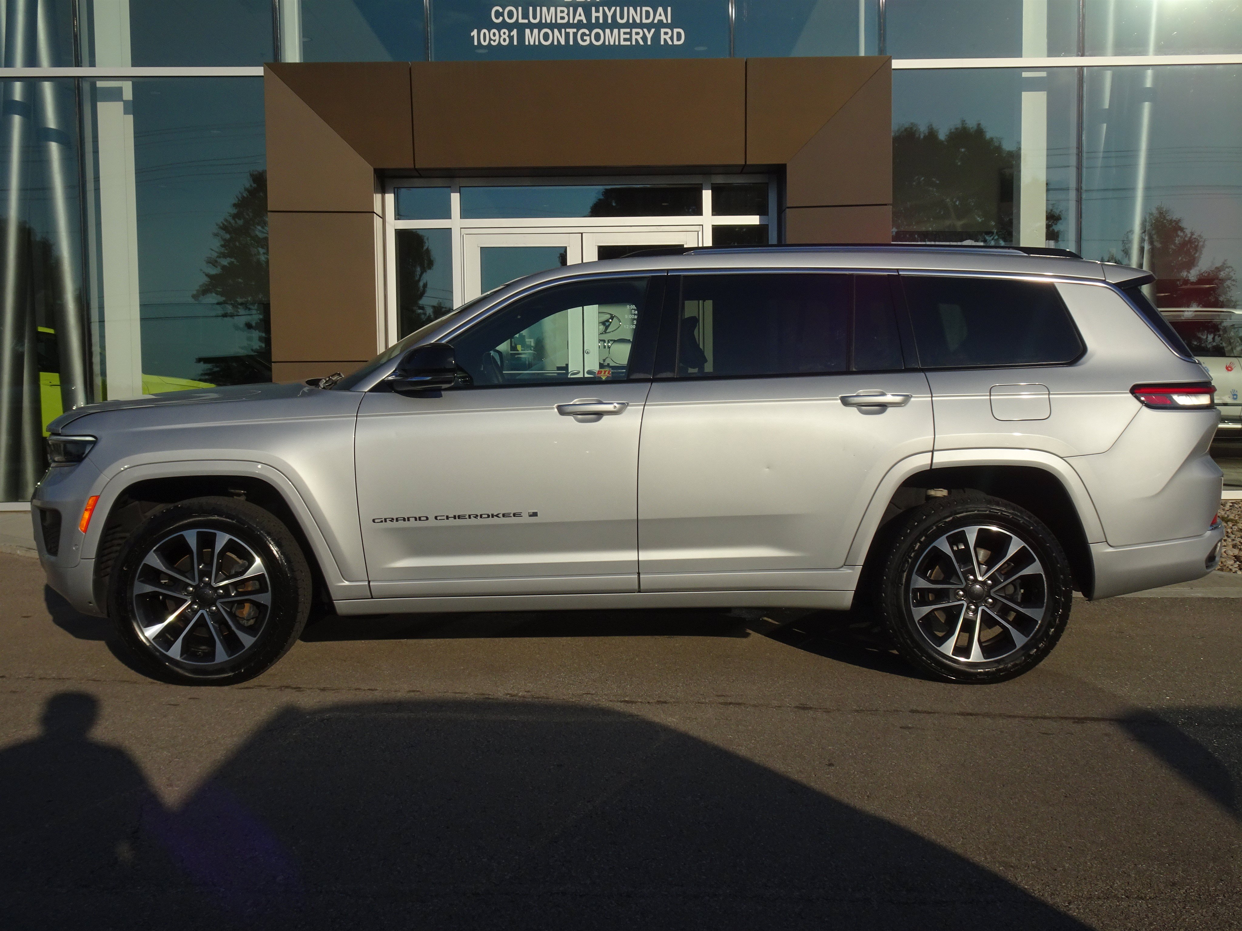 Used 2021 Jeep Grand Cherokee L Overland w/ Luxury Tech Group IV AWD/4WD image 2
