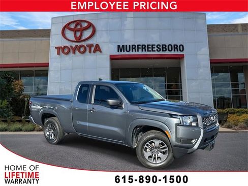 Used 2025 Nissan Frontier SV image 1