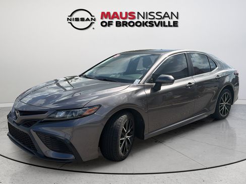Used 2022 Toyota Camry SE w/ Convenience Package FWD image 3