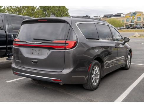 Used 2022 Chrysler Pacifica Touring-L image 3