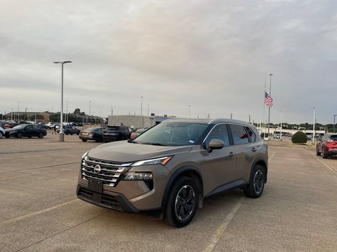 Used 2024 Nissan Rogue SV w/ SV Premium Package AWD/4WD image 9