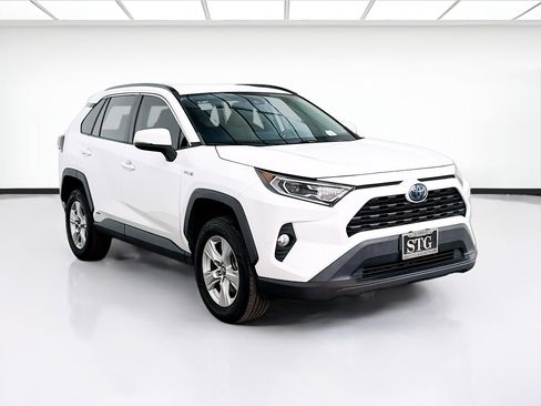 Used 2021 Toyota RAV4 XLE image 3