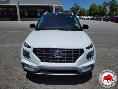 Used 2025 Hyundai Venue Limited FWD image 10