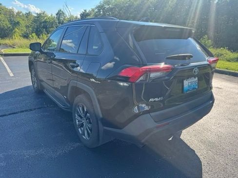Used 2023 Toyota RAV4 XLE Premium AWD/4WD image 5
