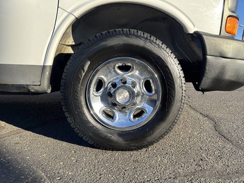 Used 2009 Chevrolet Express 2500 image 14