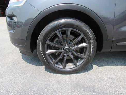 Used 2019 Ford Explorer XLT w/ Equipment Group 202A AWD/4WD image 10