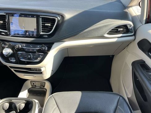 Used 2020 Chrysler Pacifica Limited FWD image 19
