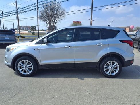 Used 2019 Ford Escape SE image 4