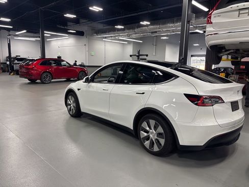 Used 2021 Tesla Model Y Long Range AWD/4WD image 3