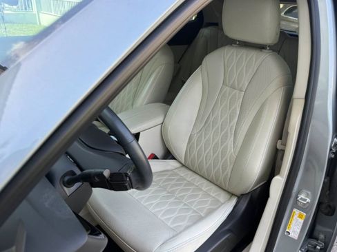 Used 2023 Buick Envision Avenir FWD image 3