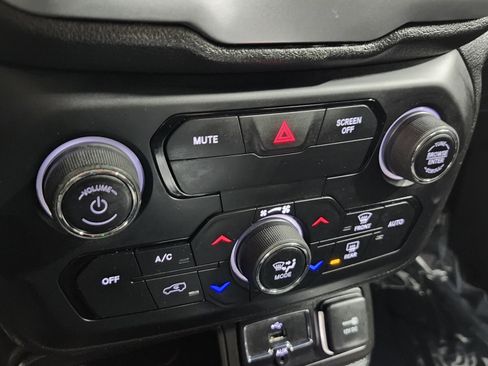 Used 2019 Jeep Renegade Latitude w/ Cold Weather Group image 28