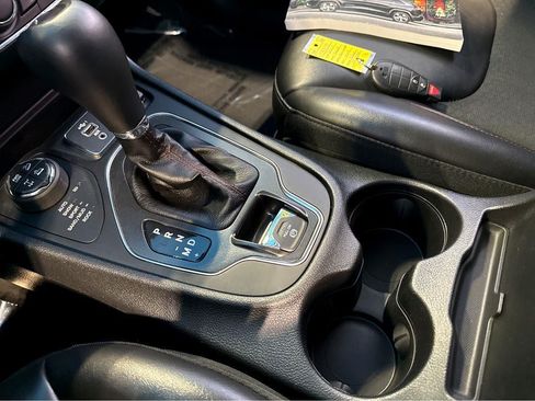 Used 2020 Jeep Cherokee Trailhawk AWD/4WD image 41