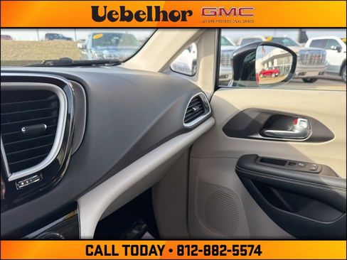 Used 2024 Chrysler Pacifica Touring-L image 33
