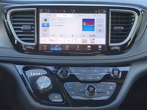 New 2025 Chrysler Pacifica Select image 17