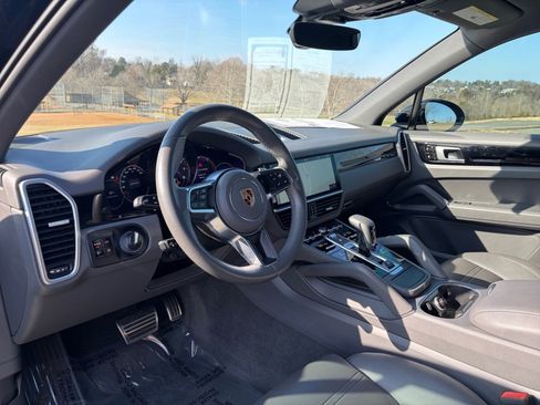 Used 2019 Porsche Cayenne S image 12