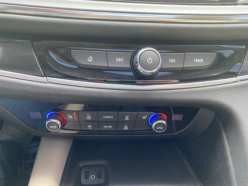 Used 2018 Buick Enclave Essence image 23