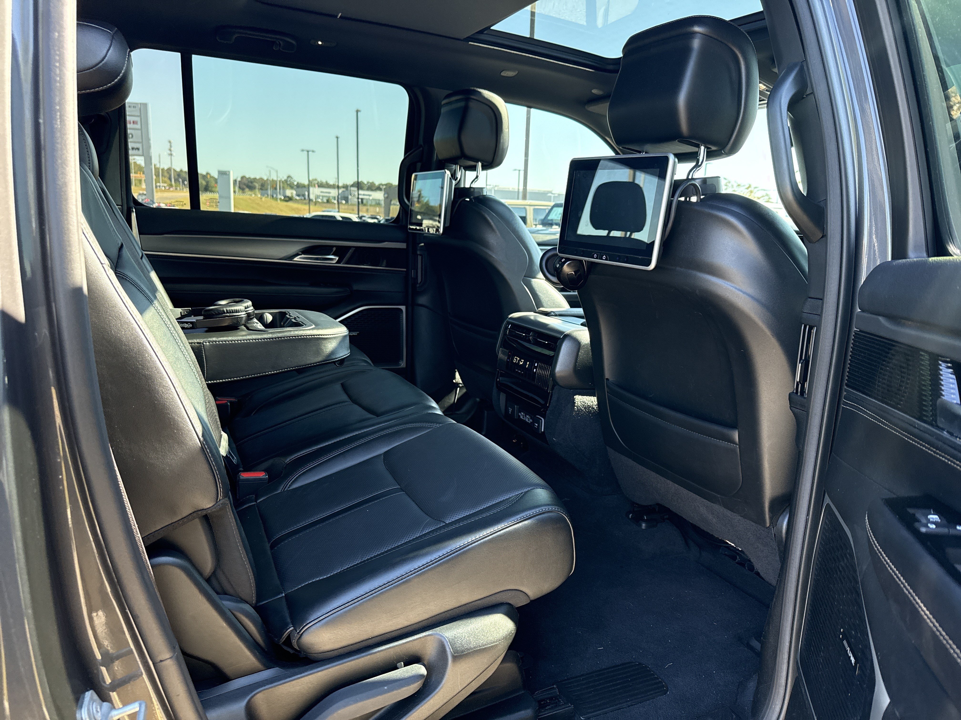 Used 2023 Jeep Wagoneer Series II AWD/4WD image 9