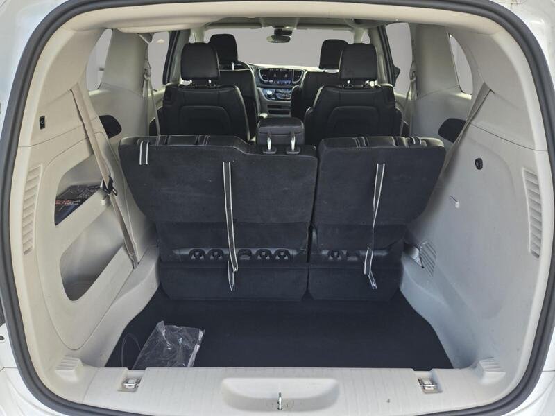 Used 2024 Chrysler Pacifica Touring-L FWD image 17